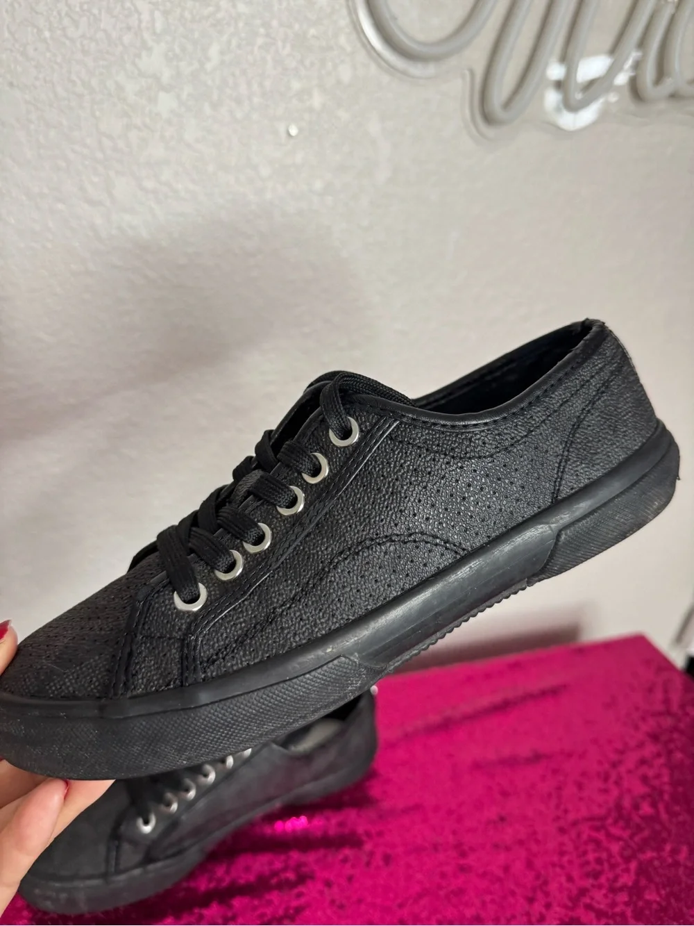 MICHAEL KORS 🖤 Black Low-Top Lace-Up Rubber Sole Sneakers (Women’s 6.5)